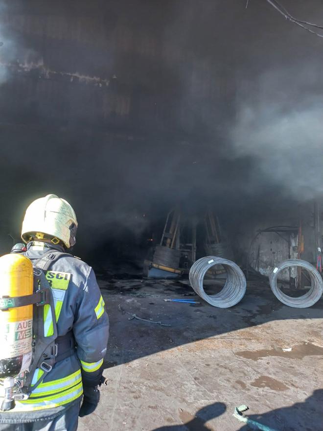Gašenje požara u hali Ferro Keša - Mostarski vatrogasci objavili fotografije s mjesta zgarišta