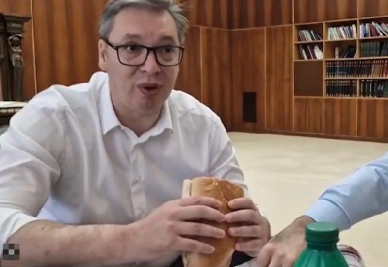 Vučić jede sendvič - Kad Vučić doručkuje: Parizera i majoneze u pola kruha 