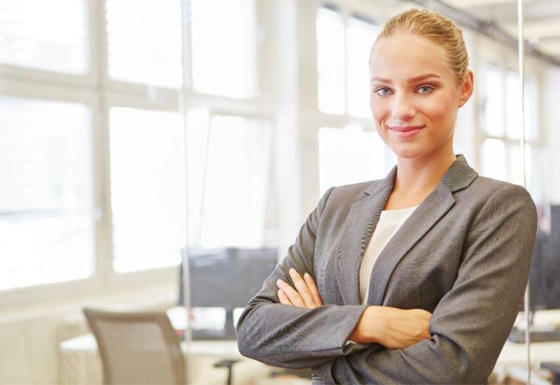 Poslovna žena u uredu - Kako se nositi s neuspjehom? 8 zlatnih savjeta za bolje dane
