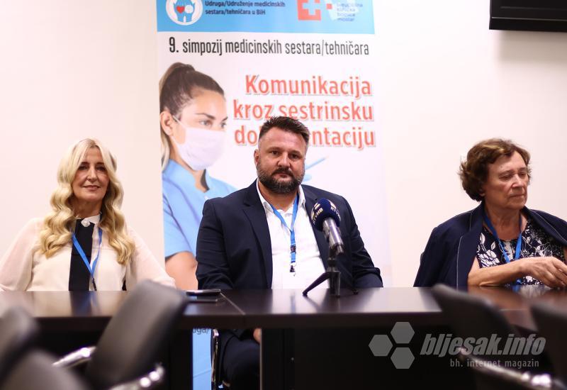 Konferencija za medije u Mostaru - Simpozij u Mostaru - Skrivajući vlastite suze, moramo crtati osmjehe na licima pacijenata