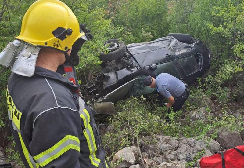 Južno od Mostara: Ozlijeđena osoba pri slijetanju s ceste, intervenirali hitna i vatrogasci