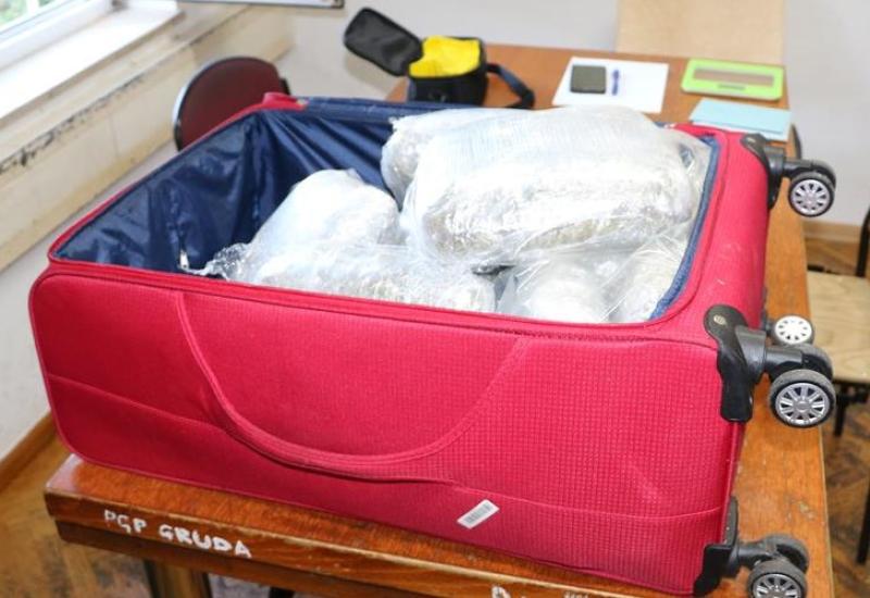 Posumnjali da se radi o krijumčarenju i našli mu kofer pun droge nabavljene u BiH - Na granici s Hercegovinom: Posumnjali da se radi o krijumčarenju i našli mu kofer pun droge