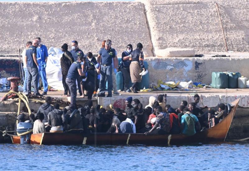Lampedusa: Na brodu s migrantima mrtvo novorođenče, otočani prosvjeduju - Lampedusa: Na brodu s migrantima mrtvo novorođenče, otočani prosvjeduju