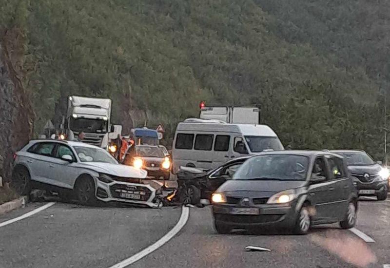 Prometna nesreća kod Jablanice: Tri putnička i jedno teretno vozilo
