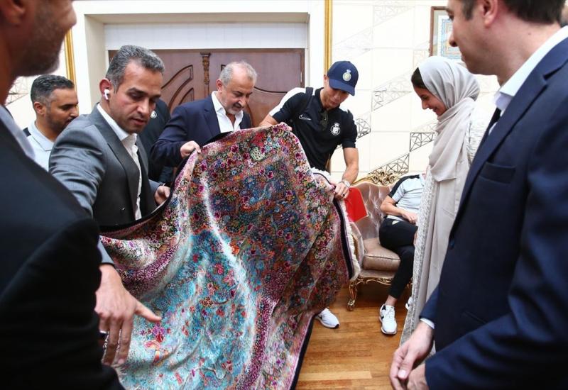Tepih kao poklon - Ronaldo u Iranu na poklon dobio tradicionalni perzijski tepih