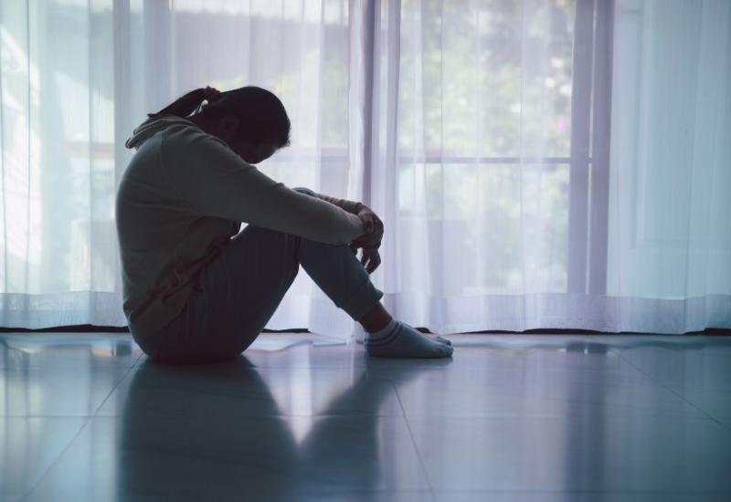 Tužna žena sjedi na podu - 7 bitnih stvari koje trebate učiniti kad Vas netko izda