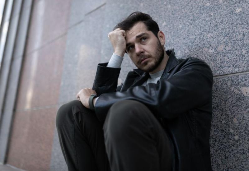 Depresivni muškarac - Emocionalno nedostupni ljudi nesvjesno rade ovih 10 stvari 