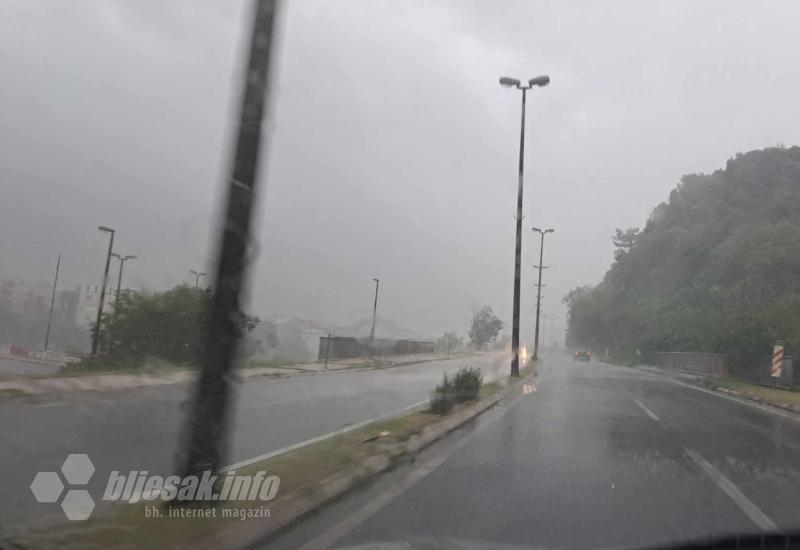 Kiša u Mostaru - Nevrijeme stiglo u Mostar: Najavljeni udari vjetra i do 80 km/h