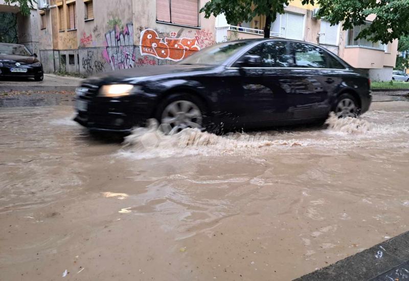 Ulica kralja Zvionimira pod vodom - Mostar: Vatrogasaci uklanjaju stabla, pod vodom i Ulica kralja Zvonimira 
