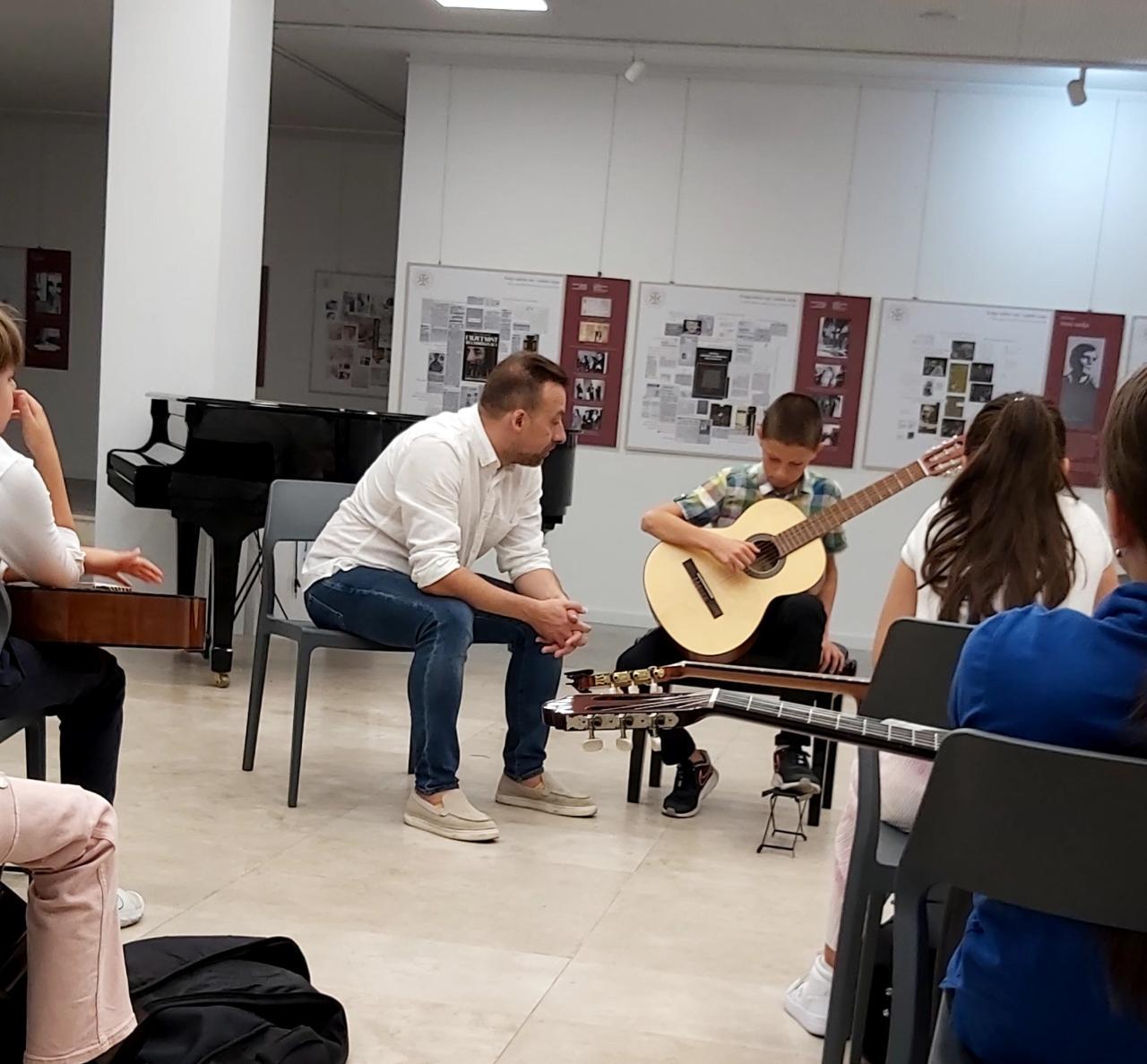 Mostarski mališani učili od svjetski priznatog gitariste  - Mostarski mališani učili od svjetski priznatog gitariste 