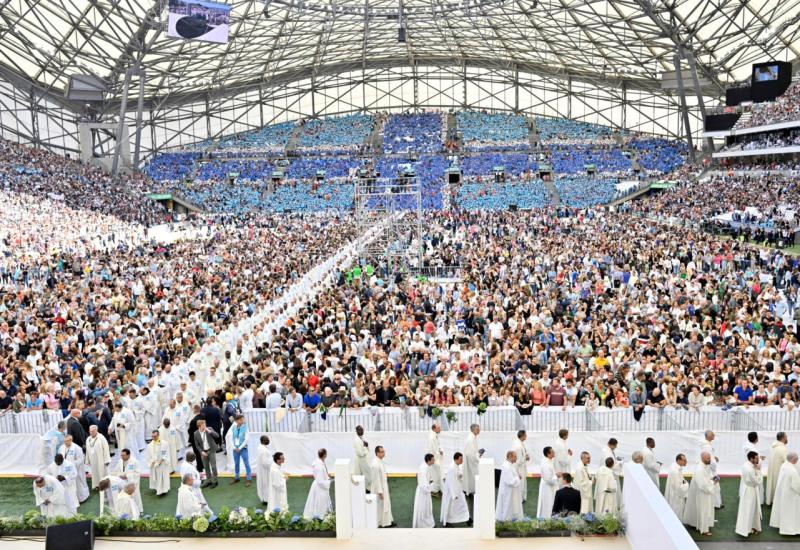 Papa Franjo slavio misu sa 60.000 ljudi 