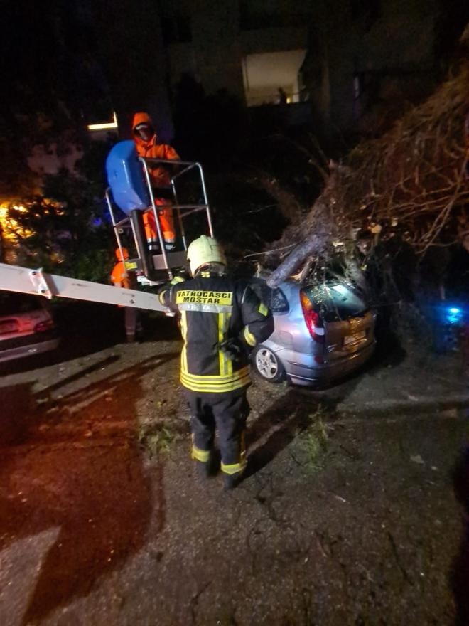 Mostarski vatrogasci u akciji - Vatrogasci: Mostarci uklanjali stabla i hvatali zmiju, Čapljinci izvlačili automobile ispod podvožnjaka 