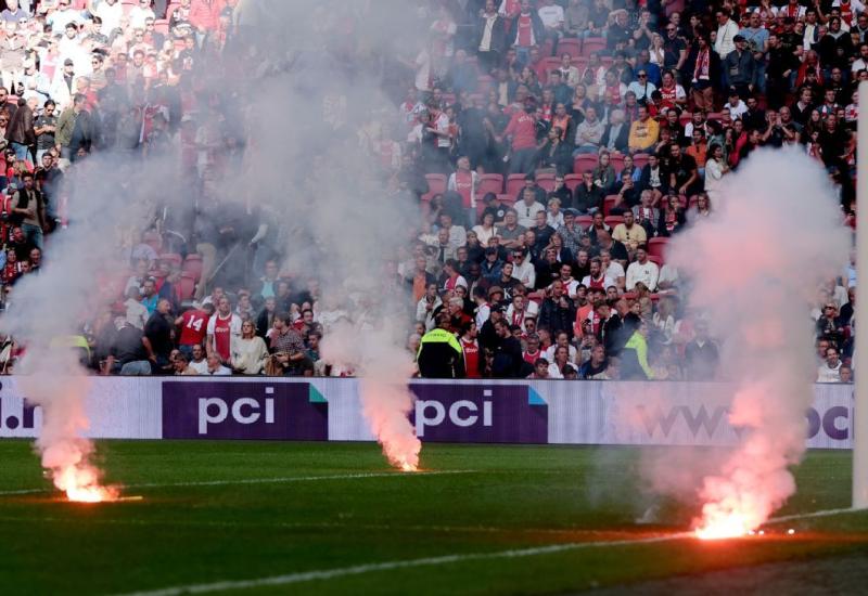 Navijači Ajaxa prekinuli veliki derbi protiv Feyenoorda 