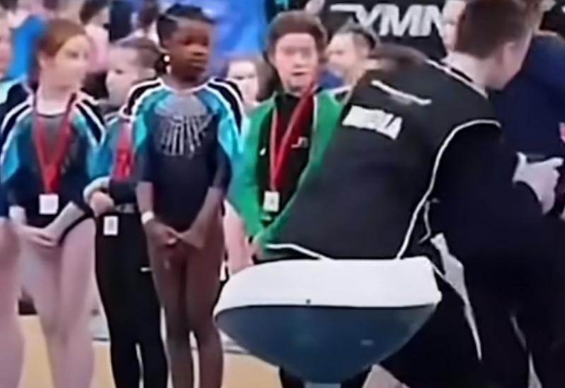 Mlada tamnoputa gimnastičarka preskočena prilikom dodjele medalja 