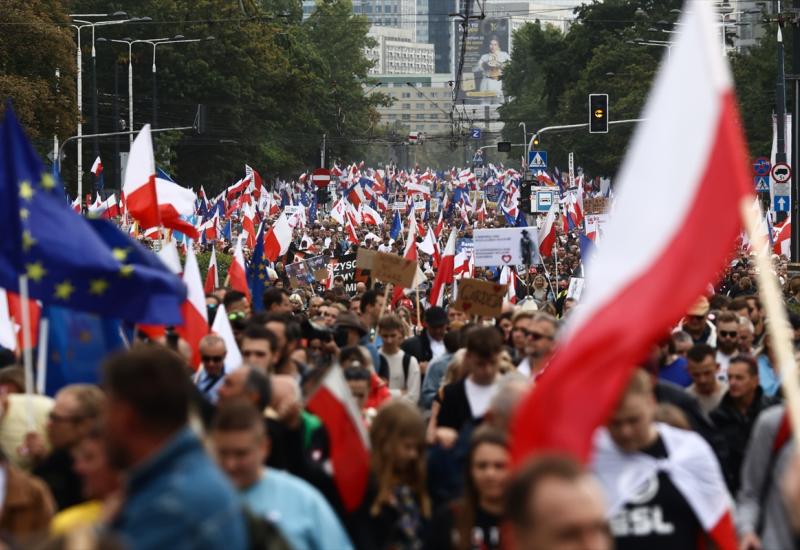 Poljska: Desetine tisuća građana na meetingu opozicije u Varšavi