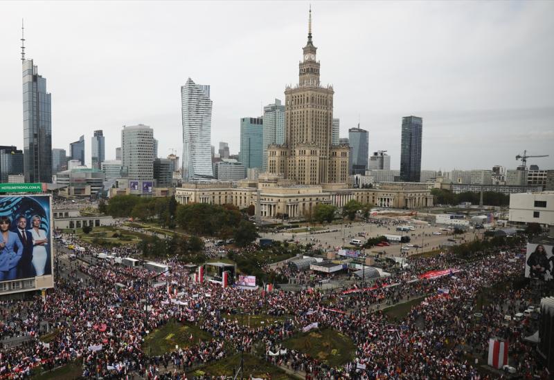 Poljska: Desetine tisuća građana na meetingu opozicije u Varšavi