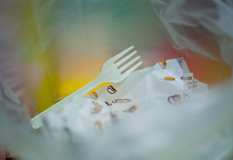 Još jedna zemlja zabranila plastični pribor za jelo i tanjure za jednokratnu upotrebu