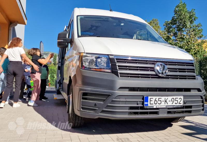 Stiglo specijalizirano vozilo za polaznike OŠ za djecu s posebnim potrebama u Mostaru 