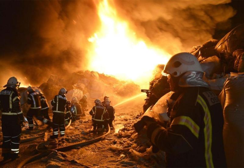 Požar u Osijeku - Požar u Hrvatskoj | Ozlijeđena dva vatrogasca, dim je toksičan i opasan