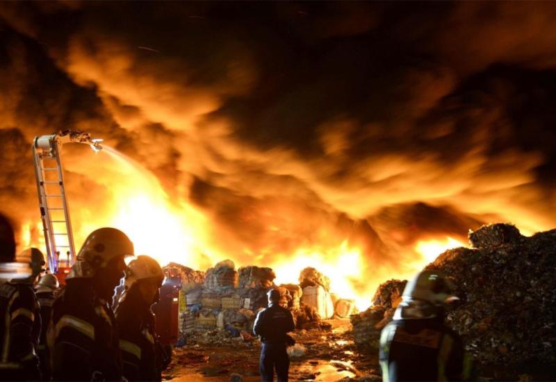 Požar u Hrvatskoj | Ozlijeđena dva vatrogasca, dim je toksičan i opasan