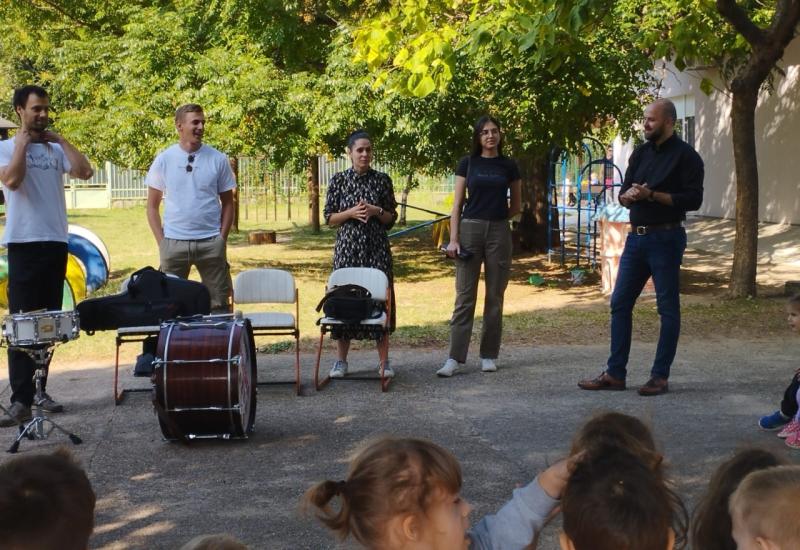 FOTO | Članovi Hrvatske glazba Mostar u posjetu vrtiću Radobolja