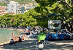 FOTO | Listopad u Makarskoj: Plaže pune turista, nemali broj ih se kupa