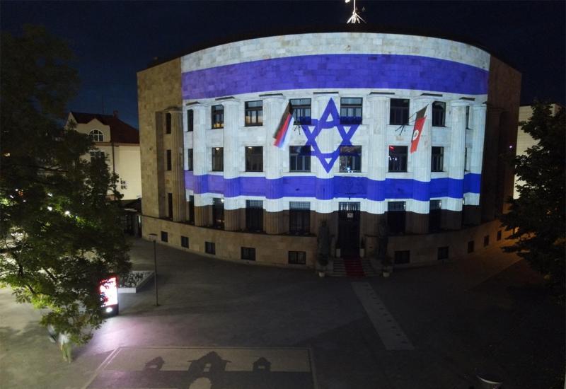 Palata Republike Srpske osvijetljena bojama zastave Izraela
