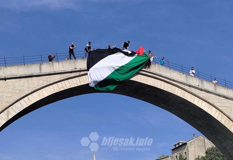 Zastava Palestine na Starom mostu - S mostarske Fortice se vijore zastave Republike BiH i Palestine