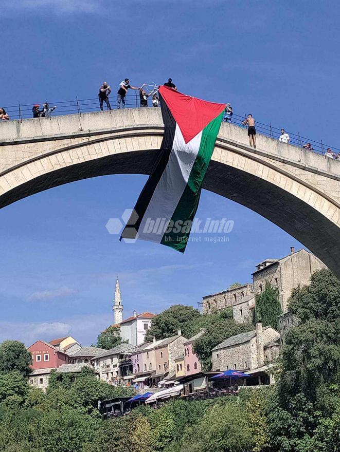 Zastava Palestine na Starom mostu - U Mostaru skok u znak podrške Palestini