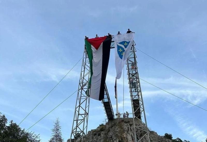 S mostarske Fortice se vijore zastave Republike BiH i Palestine - S mostarske Fortice se vijore zastave Republike BiH i Palestine