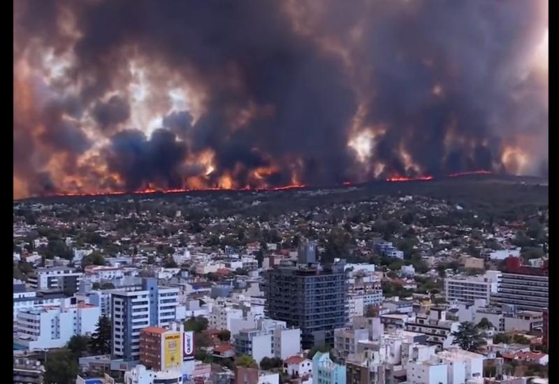 VIDEO | Vatreni zid približava se gradu, evakuira se stanovništvo 