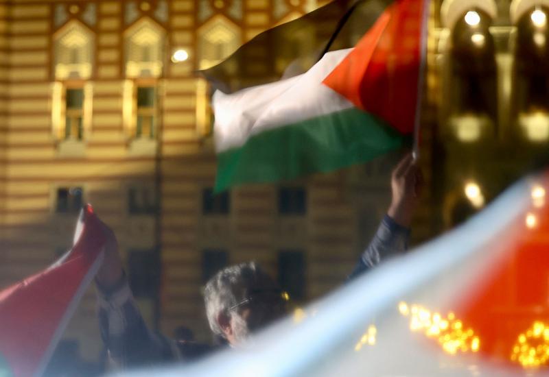 Kolona vozila s palestinskim zastavama u Sarajevu: "To su naša braća i prijatelji"