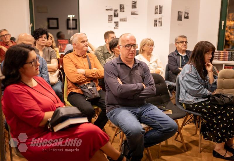 FOTO | U Mostaru predstavljena knjiga ''Izvan stroja'' Franje Šarčevića