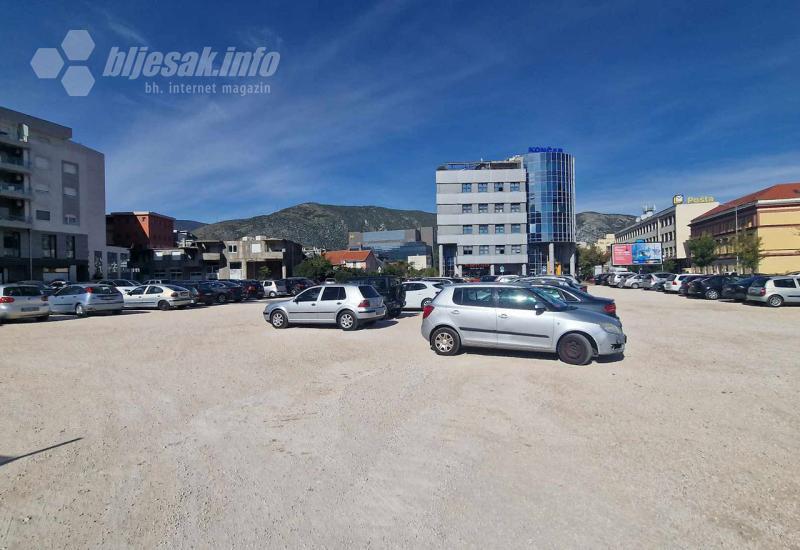 Parking između zgrade HNK i zgrade Vlade - Poznata lokacija dočeka Nove godine u Mostaru