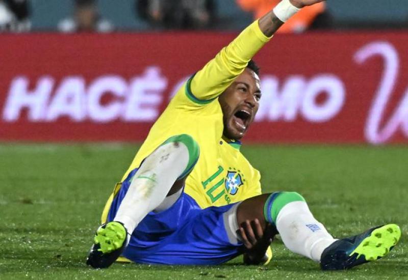Brazil izgubio nakon 22 godine, Neymar na nosilima 