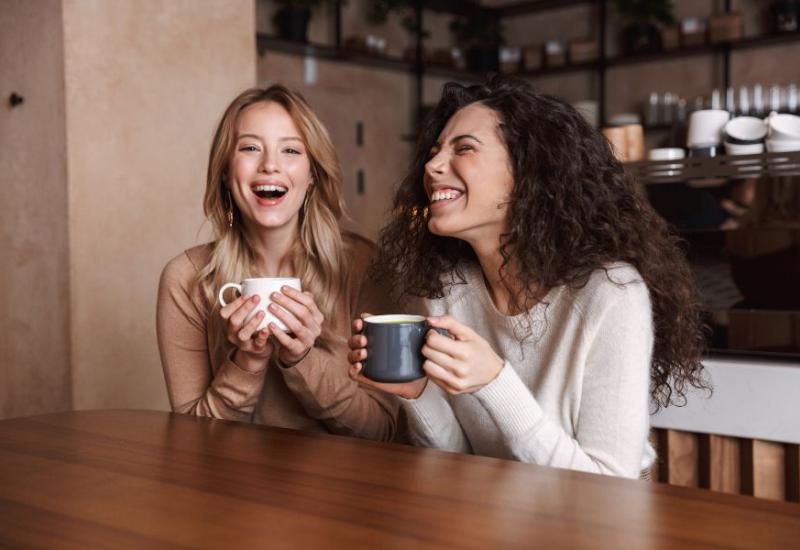 Nasmijane mlade žene - Ovih 10 moćnih navika jačaju mentalno zdravlje