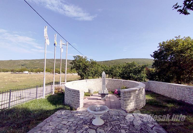Spomenik poginulim pripadnicima Armije RBiH u Kružnju - Podveležje, pitomina u kamenu svezana za nebesa