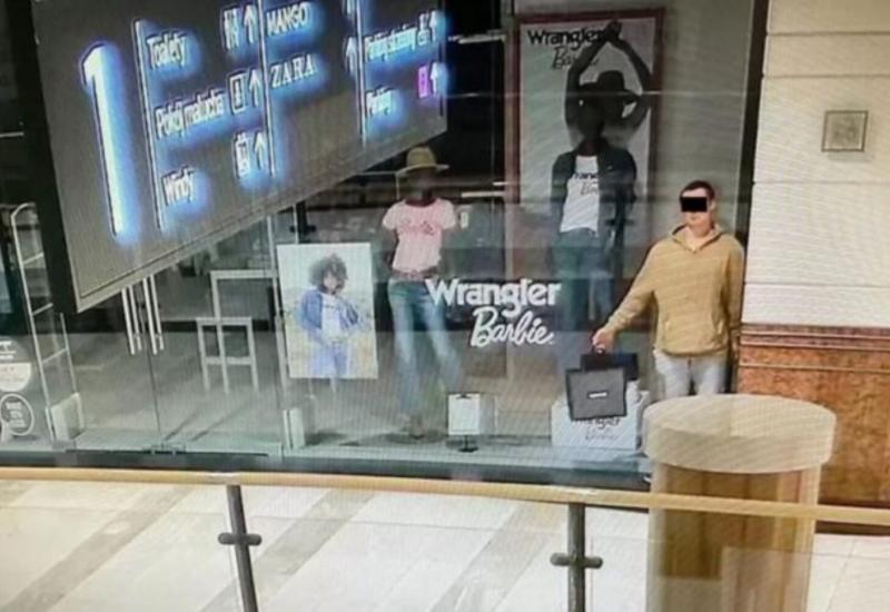 Muškarac se pretvarao da je lutka pa nakon zatvaranja ukrao nakit u trgovini