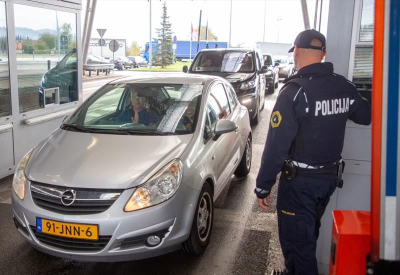 Privremena suspenzija Schengena - Policajci zaustavljaju vozila i legitimiraju putnike