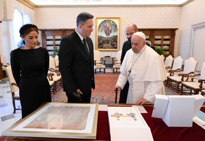 Što je Bećirović poklonio papi Franji?
