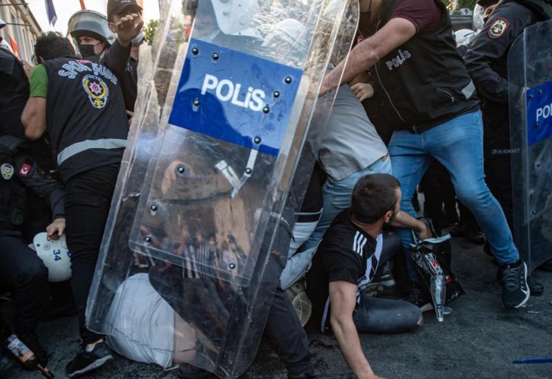 Krvava noć u Istanbulu: Došlo do navijačkih nereda, šake i stolice letjele na sve strane