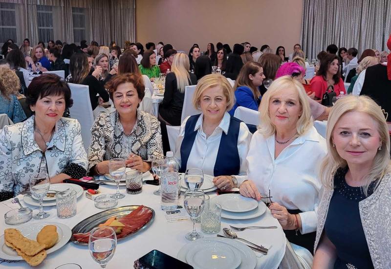 Humanitarna Donatorska večera - 700 žena HDZ-a na donatorskoj večeri za Školske sestre franjevke