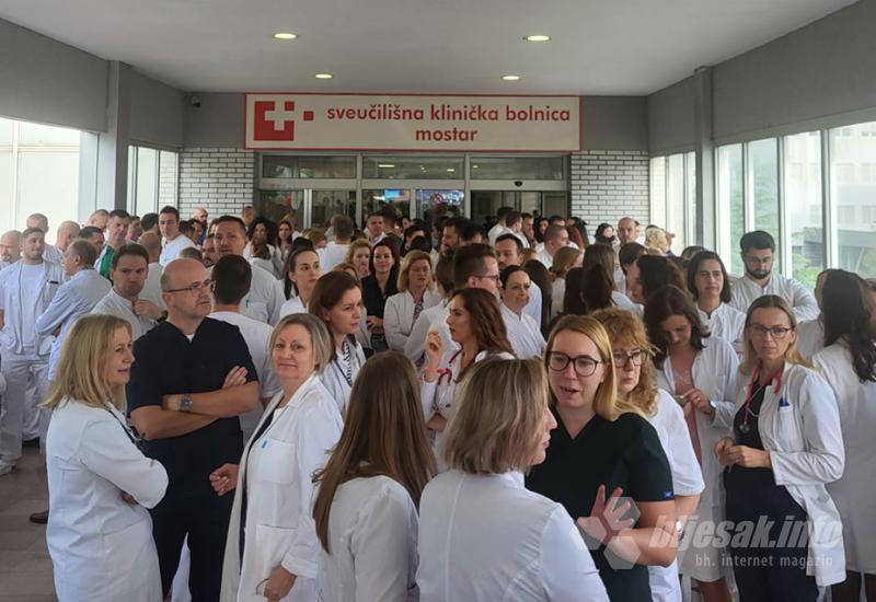 Prosvjed liječnika u Mostaru - Prazna obećanja Vlade FBiH: Zdravstvo stalo na 30 minuta