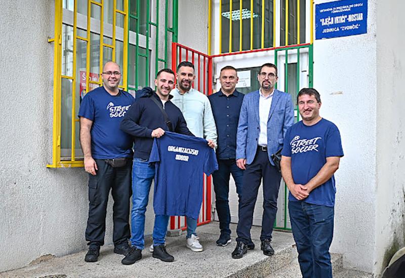 Organizacijski odbor mostarskog Street Soccer 3v3 turnira u posjeti vrtiću Zvončić - Organizatori turnira u Mostaru donirali cijeli prihod za kupovinu igrala i didaktike za vrtić