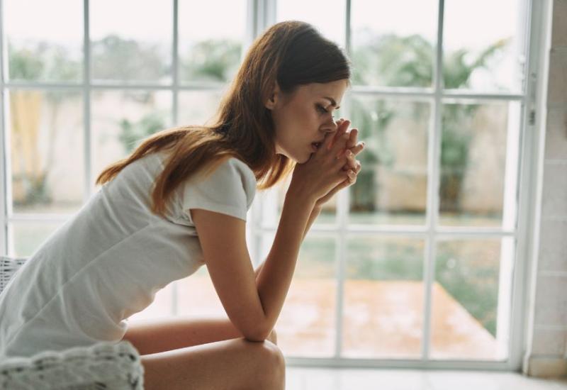 Zabrinuta žena - 10 najboljih načina da prestanete sabotirati sami sebe