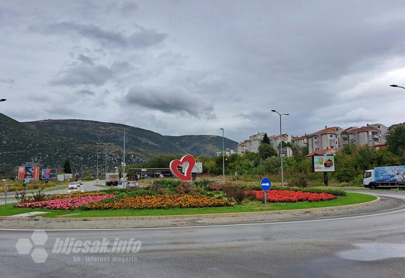 Najslađi pozdrav u Mostaru - srce na cesti koje grije putnike - 130. obljetnica Gimnazije Mostar: Svjetionik znanja i kulture
