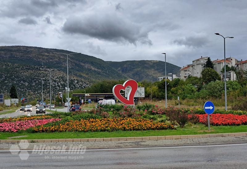 Najslađi pozdrav u Mostaru - srce na cesti koje grije putnike