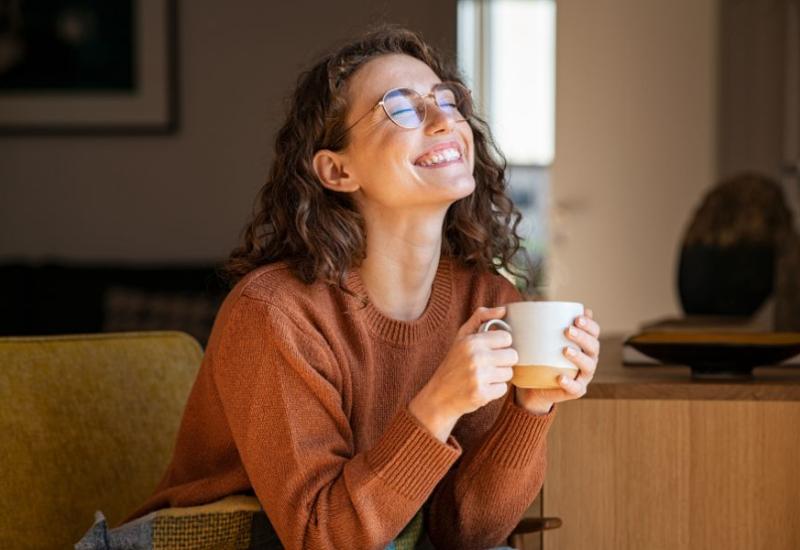 Zena uživa uz kavu - Zašto vas ljudi ogovaraju i kako pravilno reagirati?