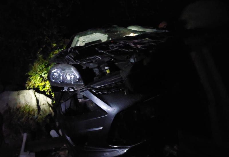 Prometna nesreća na M-17 - M-17: Automobil sletio s ceste, nastala velika materijalna šteta