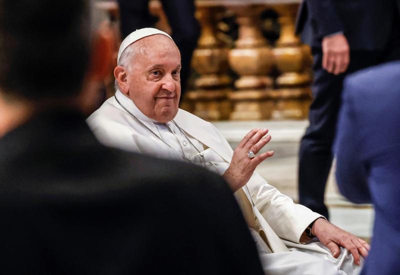Papa osuđuje licemjerje onih koji kritiziraju blagoslivljanje istospolnih parova